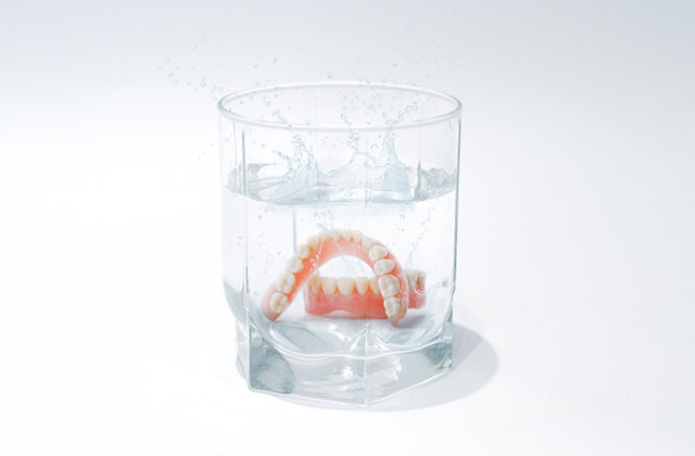 活动假牙每天晚上必须拿下来吗 活动义齿摘下来怎么保存