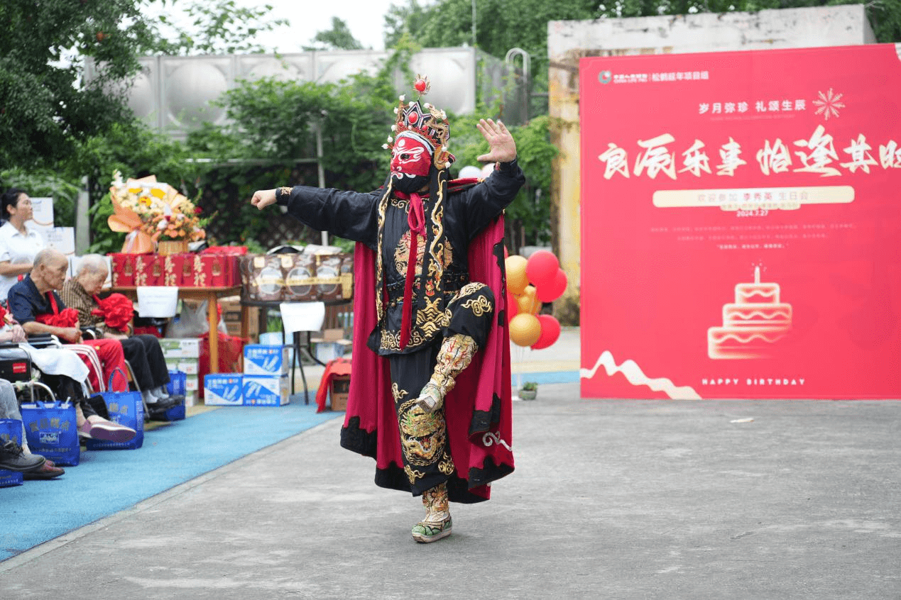 西南口腔携手老龄事业基金会为百岁老人举办生日宴会